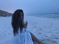 Jessica Burciaga od świtu na plaży